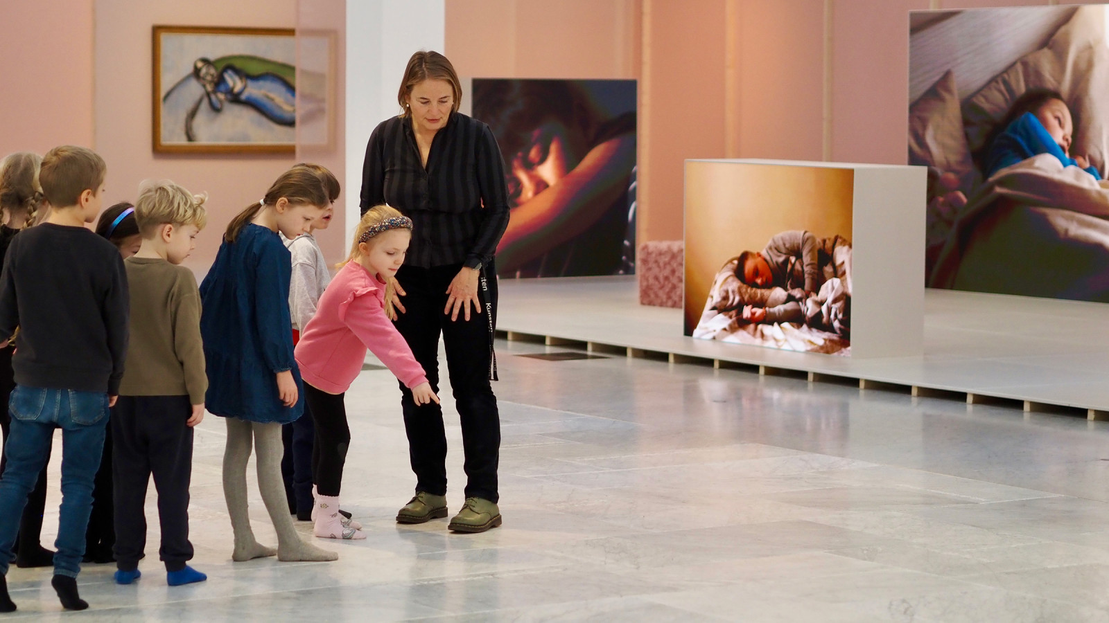 Børn der går rundt på et kunstmuseum