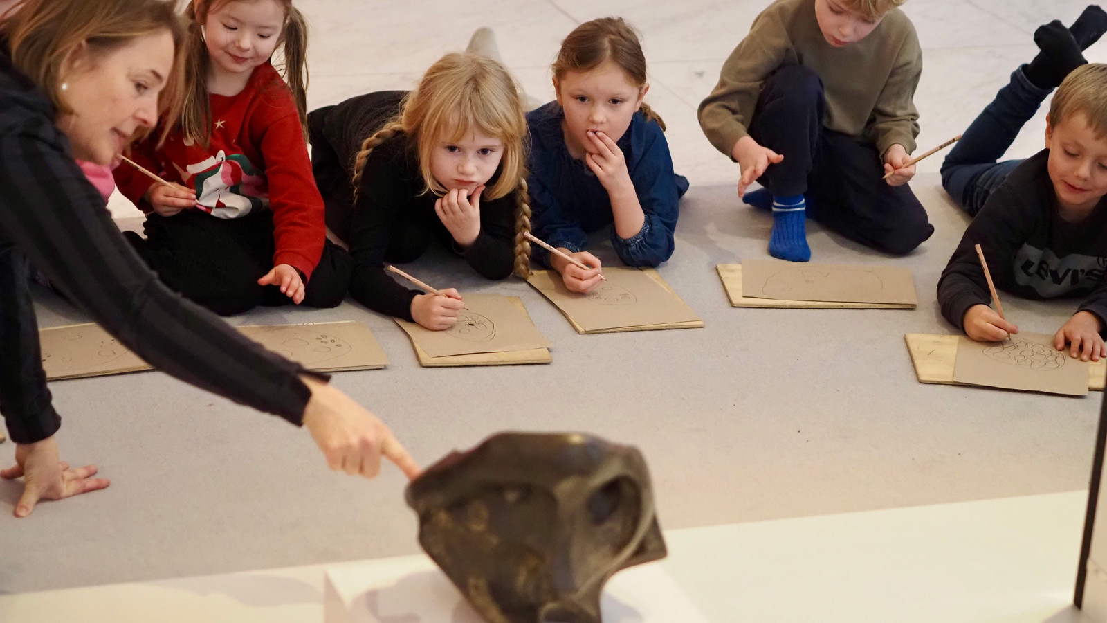 Børn der deltager i en kunstnerisk workshop