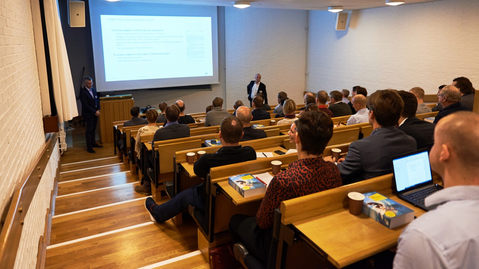 Auditoriet med mennesker på Kunsten