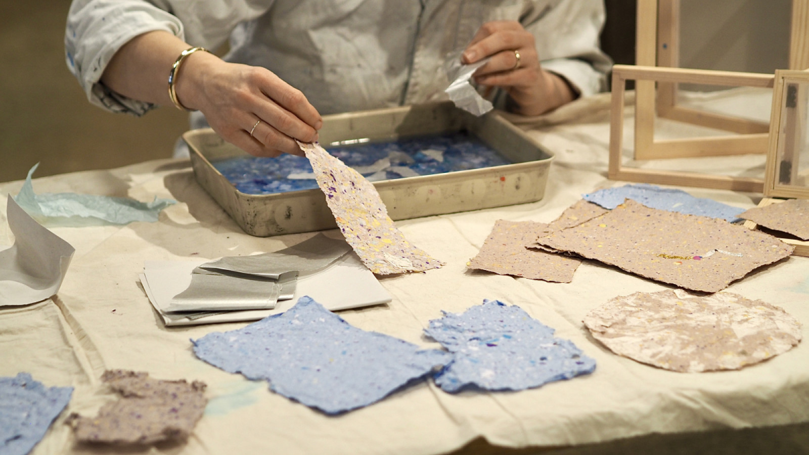 Kunstnerisk værksted: Håndlavet papir af genbrugsmaterialer