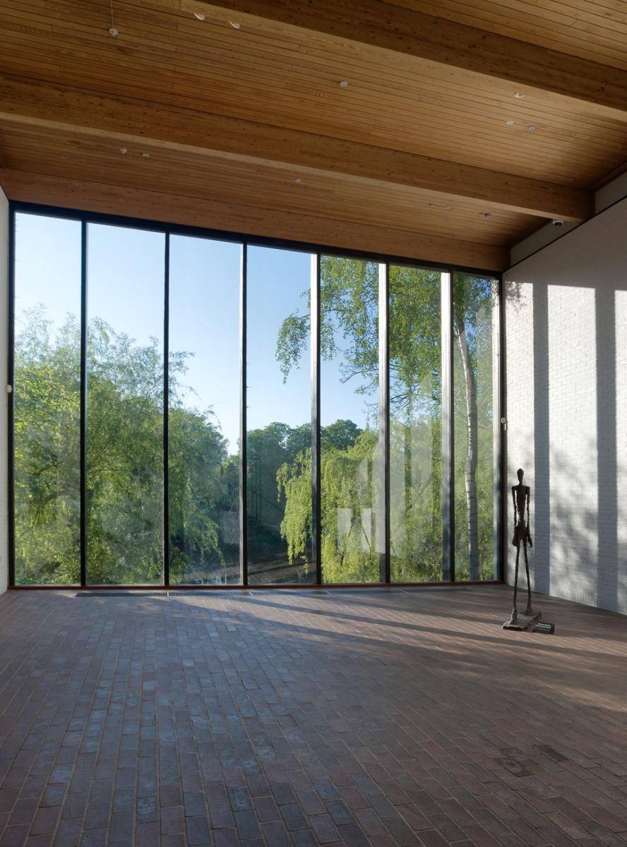 Louisiana Museum of Modern Art. Nordfløj - to-etages udstillingsrum med skulpturer af Alberto Giacometti.