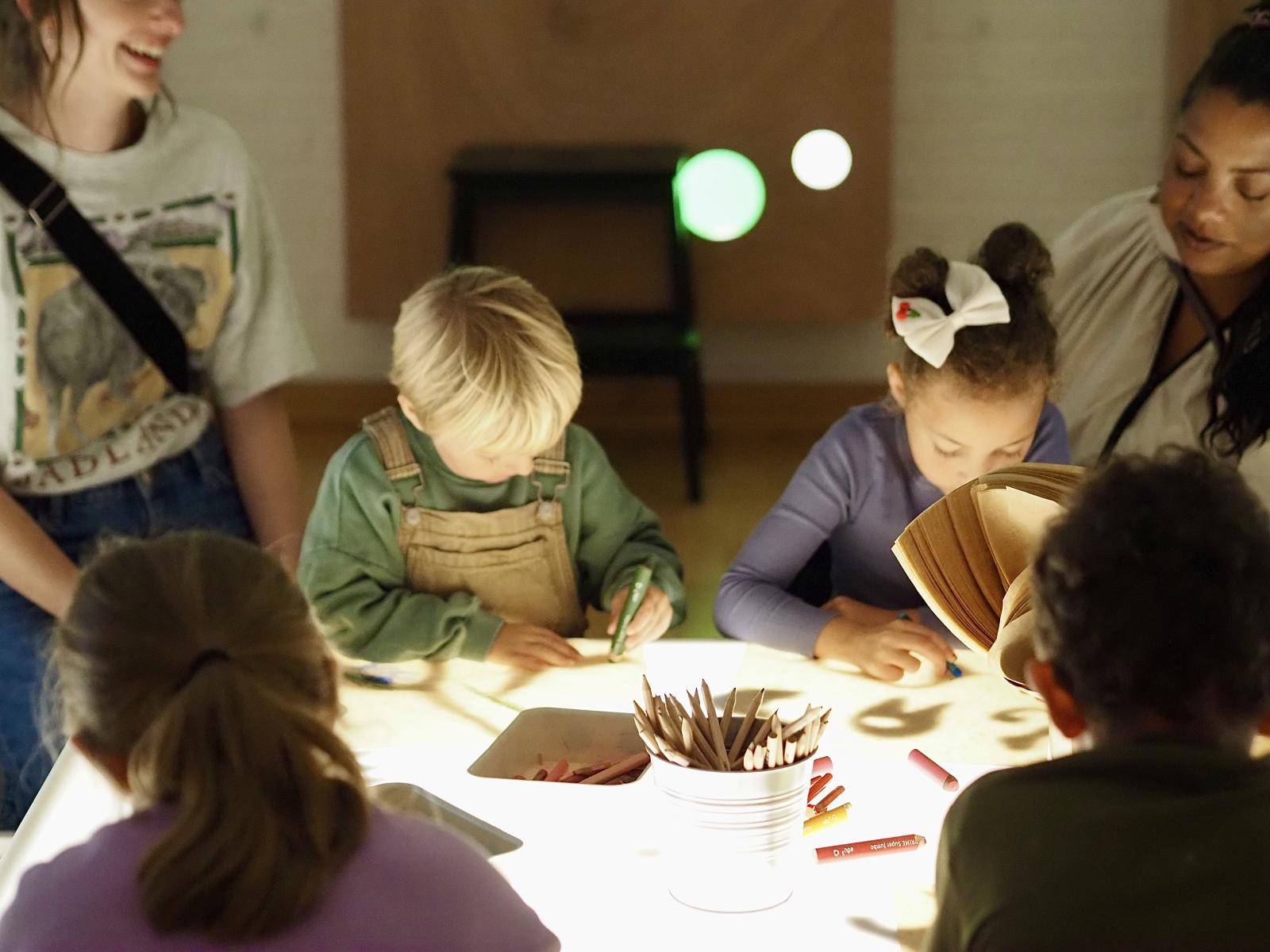 Børn Tegner i Udstillingen